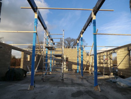 3,6 m stolpar och 8 st 6 meters limträbalkar ska hålla upp taket