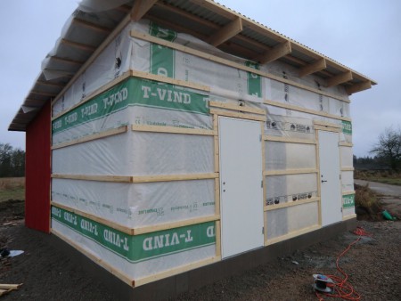 Teknikhuset har fått vindskydd
