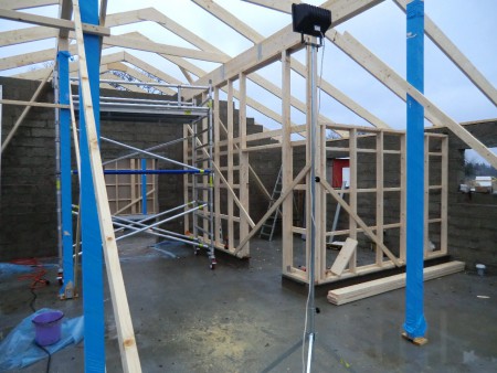 Blivande sadelkammare i hörnet. Den är ca 5x3 m, och ska isoleras på alla håll och kanter.