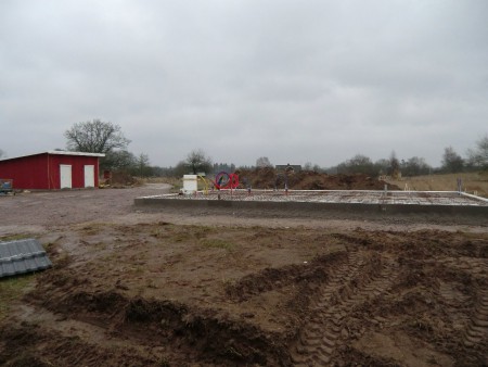 Husgrunden väntar tålmodigt på betong.. Nere till vänster i bild väntar plåttaket till stallet (Ja, det är alla plåtar)