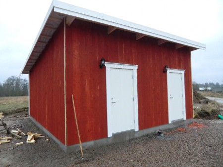 Teknikhuset har fått lite mer panel, och börjar inredas med diverse teknikaliteter