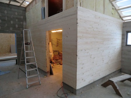 Sadelkammaren kläs in med råspont