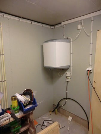 Varmvattenberedare i sadelkammaren.