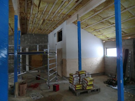 Sadelkammaren vit upptill och ska bli lila nedtill. Taket isolerat och stallet håller plusgrader med byggfläktar. 