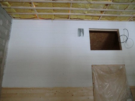 Sadelkammaren med loft ovanför får färg