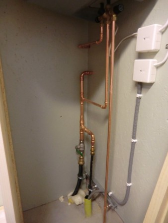 Lite vatteninstallationer. Den uppmärksamme ser vatten och el i samma rör? Ja, det är en värmekabel som går längs med vattenslangen till en utkastare