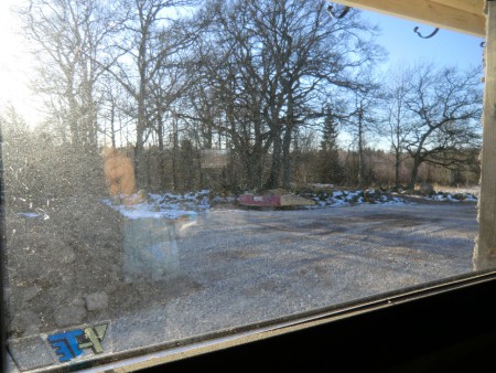 Grävarna håller på med en vändplan utanför stallet