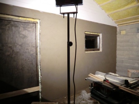 Hela stallet numera putsat, nu ska det torka i två veckor innan det går att måla på.