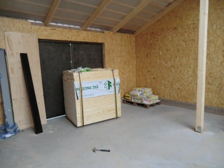 Boxfyllnadsplank i gran väntar på att bli oljade.