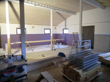 Stallväggarna målas två gånger. Allt plank till boxväggarna oljas (hälften av det ligger på pallarna)