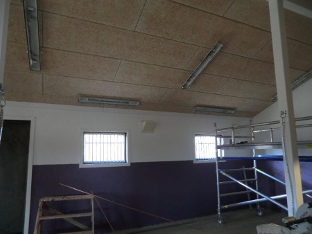 Ordentligt med belysning vid uppstallningsplatserna. Lister och stålgaller på fönstrena.