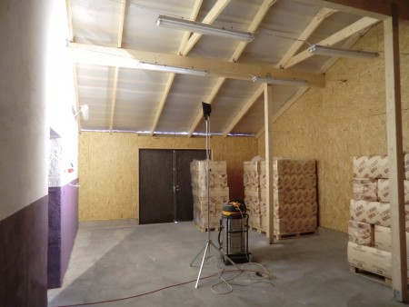 Kallförrådet har fått färg och belysning. Strö till hästarna är beställt och inkört i förrådet.