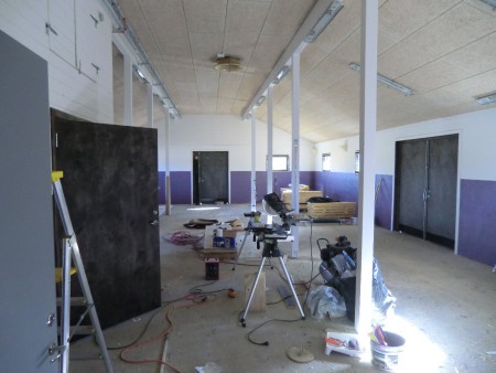 Innertaket färdigt, nu väntar el och vvs samt hästboxar.