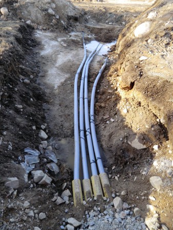 Jordvärmeslangarna nedlagda. Bortåt 2x280 m effektiv längd blev det (Två st 300 m rullar där det gått bort lite pga isoleringen över bergsklacken på bilden, samt att vi fick veck på samma ställe på bägge slangarna, som tur var bara 10 m in från änden)