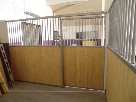 Innifrån en box som mäter ca 3,3x3,1 meter