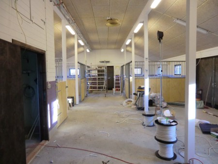 Stallgången nu inramad av 4 boxar.