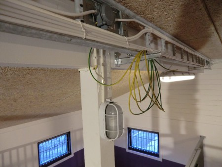 Detaljbild uppe vid innertaket. Lampan (den släckta) är till för nattbelysning. 