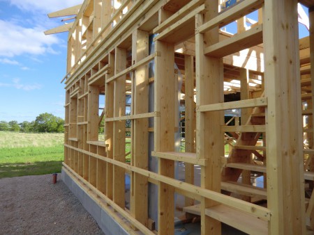 Väggen får tre lager isolering, 45+170+45 mm.