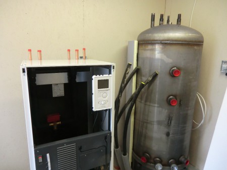 Jordvärmepump (Nibe 1145, 10 kW) och ackumulatortank (750 L) har kommit på plats
