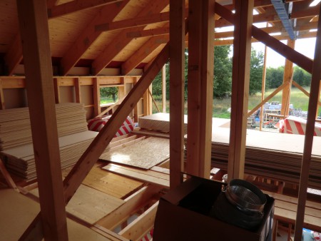 Passat på att lyfta in gips och spånskivor till övervåningen innan gaveln sätts igen.