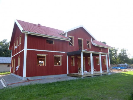 Framsida med veranda och så småningom balkong.