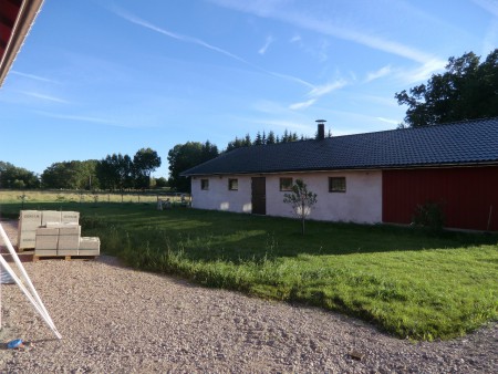 Stallet putsat utvändigt! nu väntar en skvätt vit färg på det! till vänster i bild syns även skorsten i byggsats, till huset!