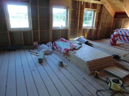 På ovanvåningen lägger vi spårad spånskiva för golvvärmen