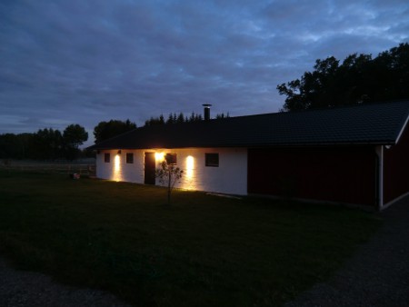 Lyser stämningsfullt i höstmörkret med 10 utelampor + en lyktstolpe