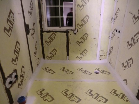 Tätskiktet i badrummet. Inga snygga tapeter!