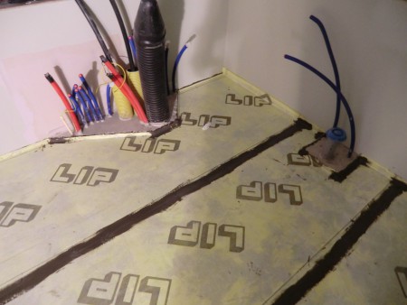 Tätskikt även på golvet i grovköket. Här har vi även gjutit klackar kring rören.