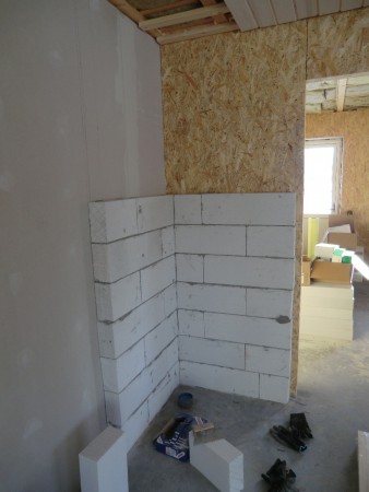 Här ska murspisen stå. Vi murar först en brandvägg i siporex. På andra sidan väggen murar vi skorsten.