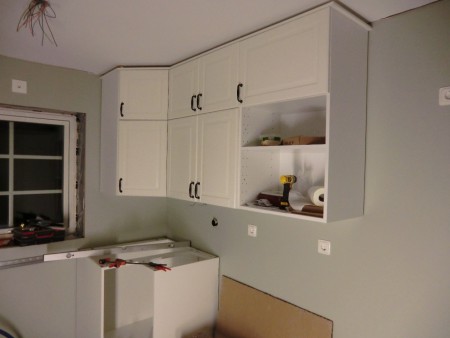 Inredning i grovkök kommer sakta men säkert upp.