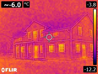 Lekt lite med värmekamera på huset, väldigt intressant. Detta är en av de kallare dagarna, och som synes läcker värme ut genom fönster och dörrar