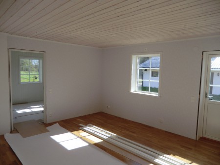 Utanför skymtar urgrävningen för växthuset..