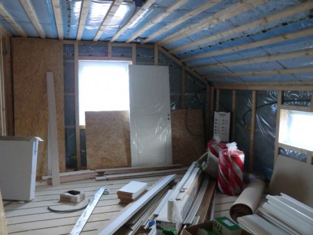 Sovrum med klädkammare till vänster