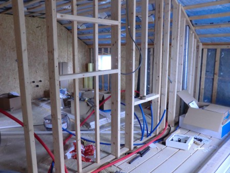 Klädkammare, med insyn till badrummet