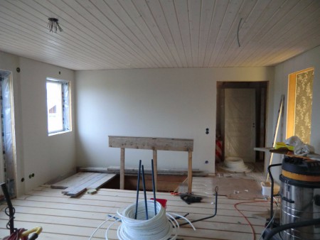 Allrummet har fått lite tapet, även om det inte ser ut så..