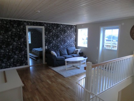 Hallen, med 7 dörrar, en trappuppgång